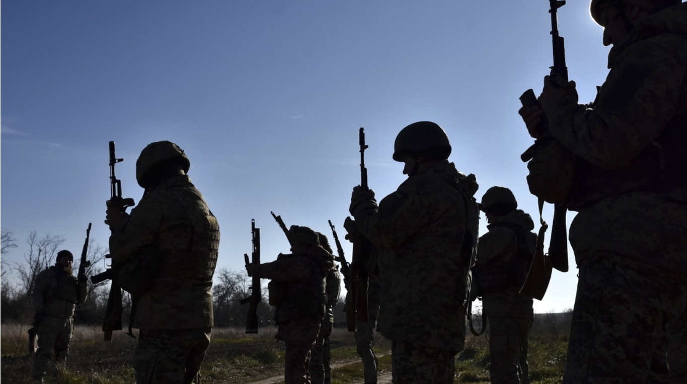 Guardian: Ucrania envía a soldados de defensa aérea a la infantería debido a la escasez de personal
