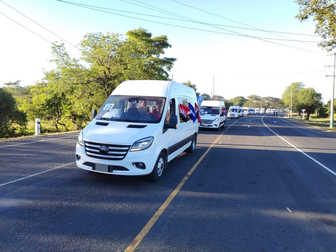 Salen a Managua nuevos microbuses chinos para el transporte de personas
