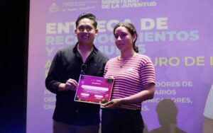 Jóvenes reciben reconocimiento