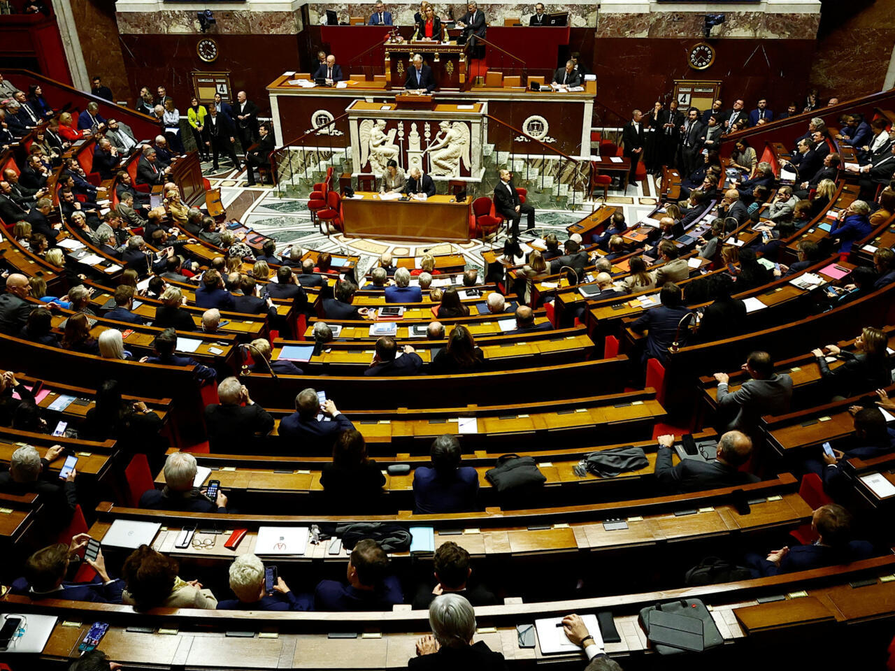 Francia nombra un nuevo Gobierno tras el colapso del anterior