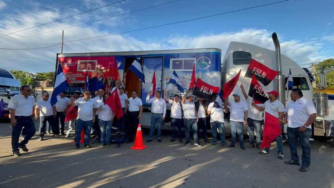 Familias reciben cinco clínicas móviles para atender diversas especialidades