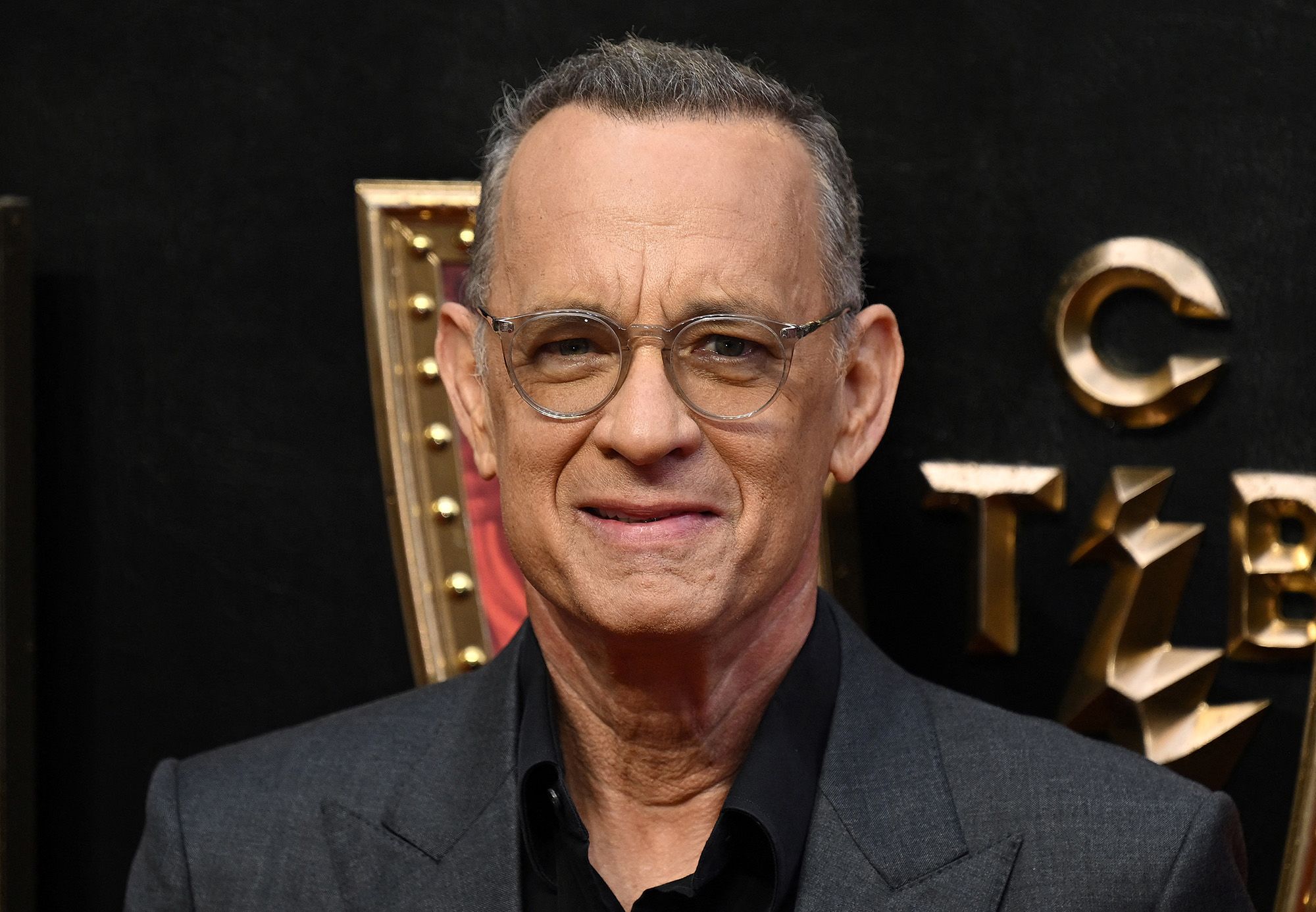 Temblores en las manos de Tom Hanks encienden las alarmas por su salud
