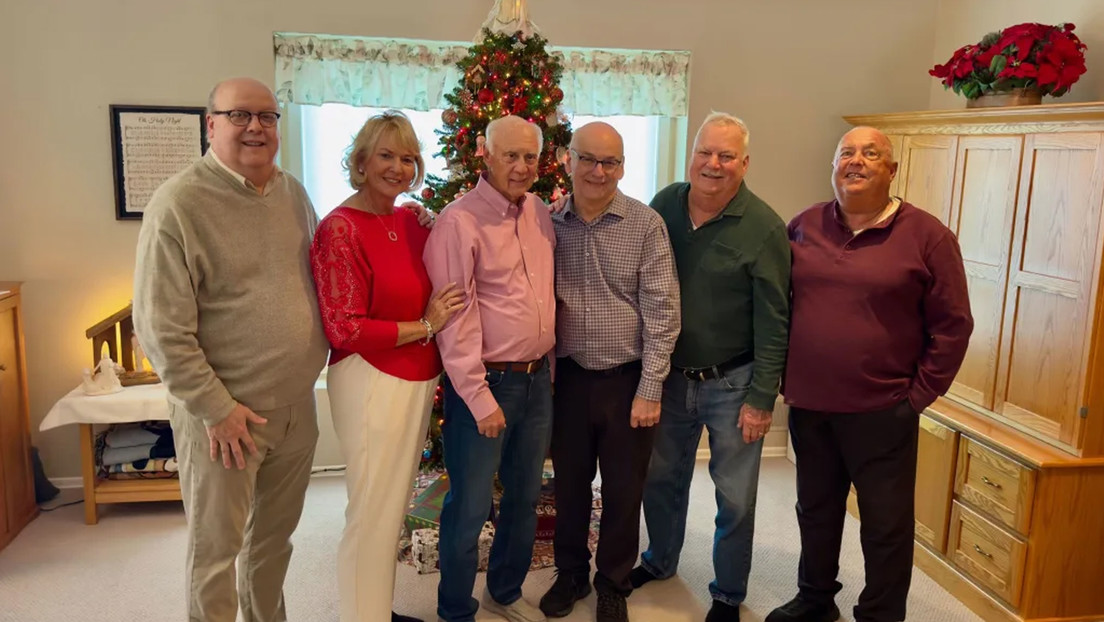 75 años después se reúne con sus hermanos