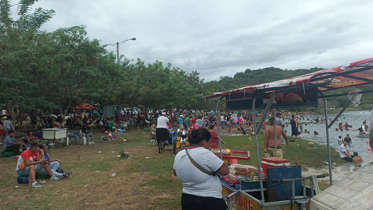 Capitalinos dan la bienvenida a la Navidad en la Laguna de Xiloà