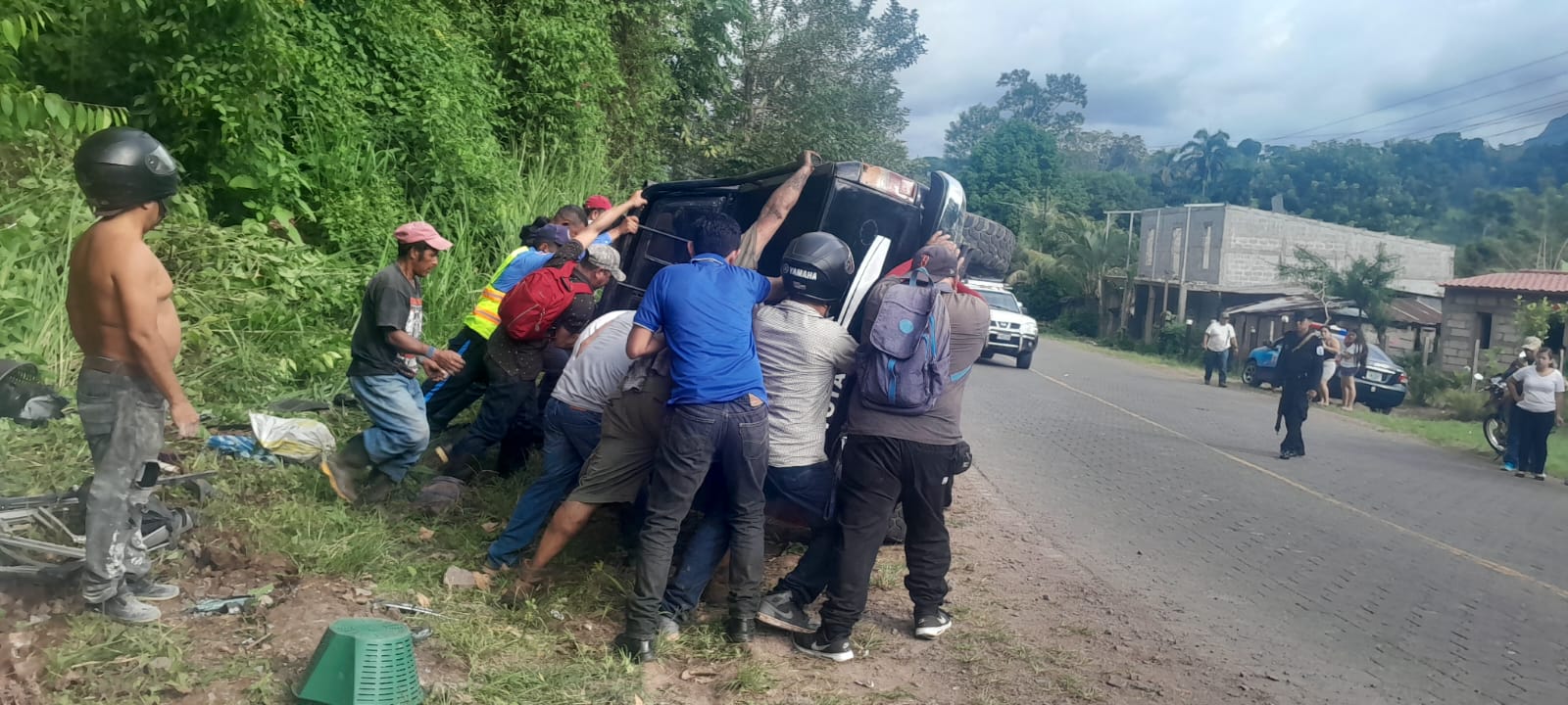 Dos muertos y 16 heridos tras volcarse una camioneta en El Cuá