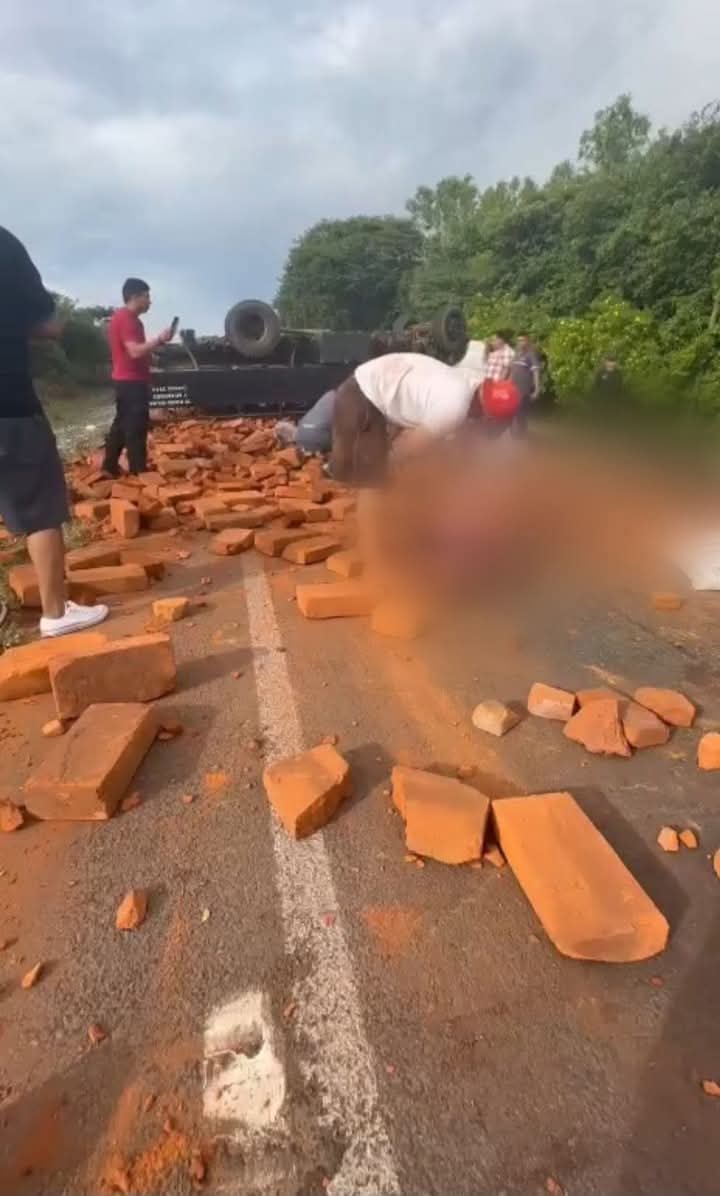 Muere pasajero de camión cargado de ladrillos que se volcó en Nagarote