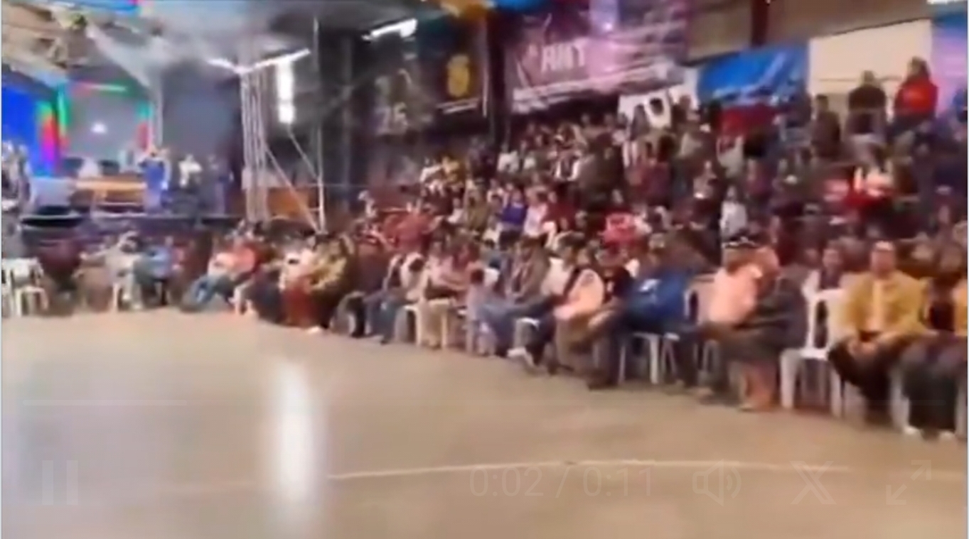 Cae un graderío repleto de gente en un salón en Guatemala