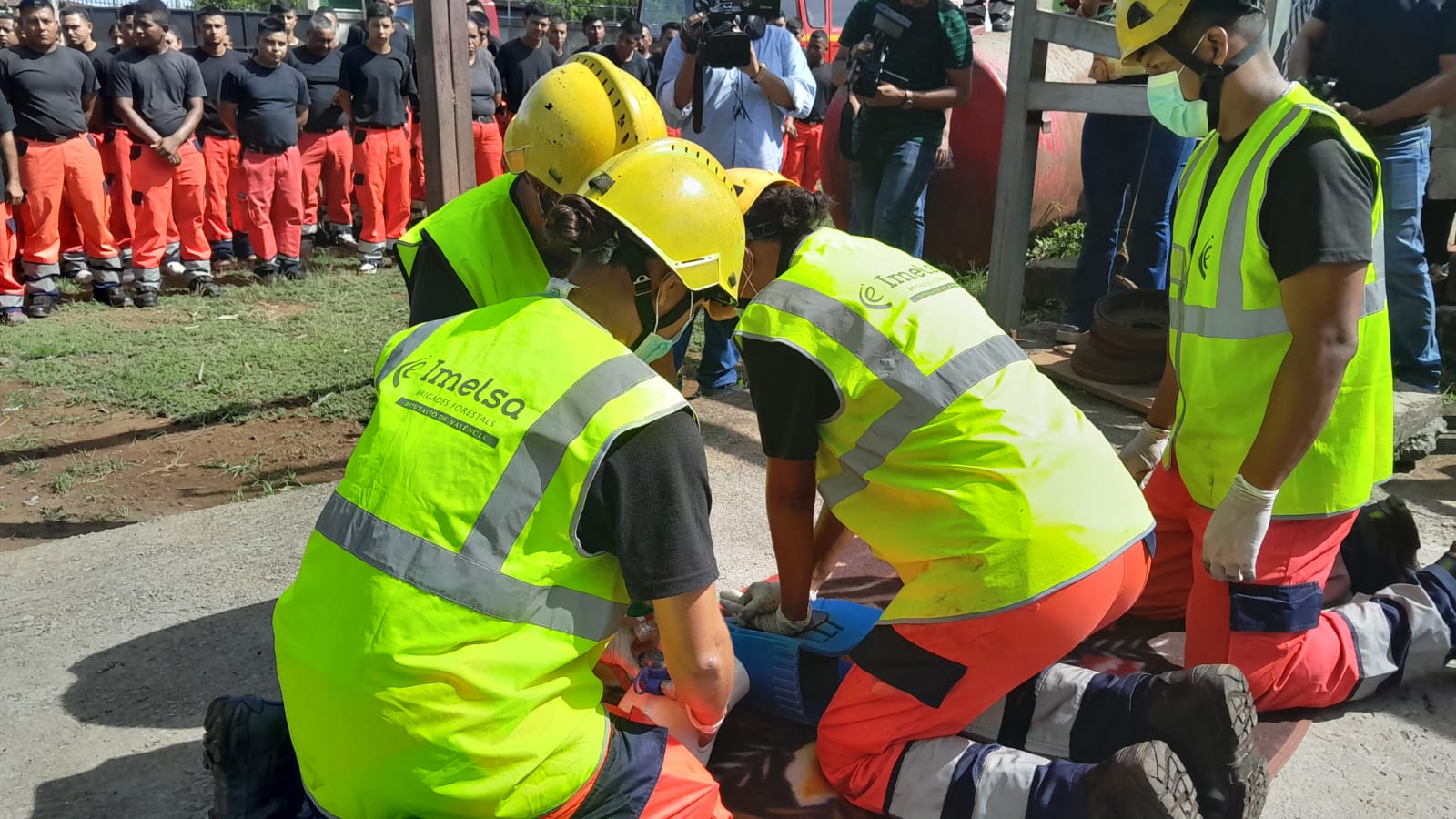Bomberos ponen en práctica la atención a conatos de incendios y rescate de víctimas
