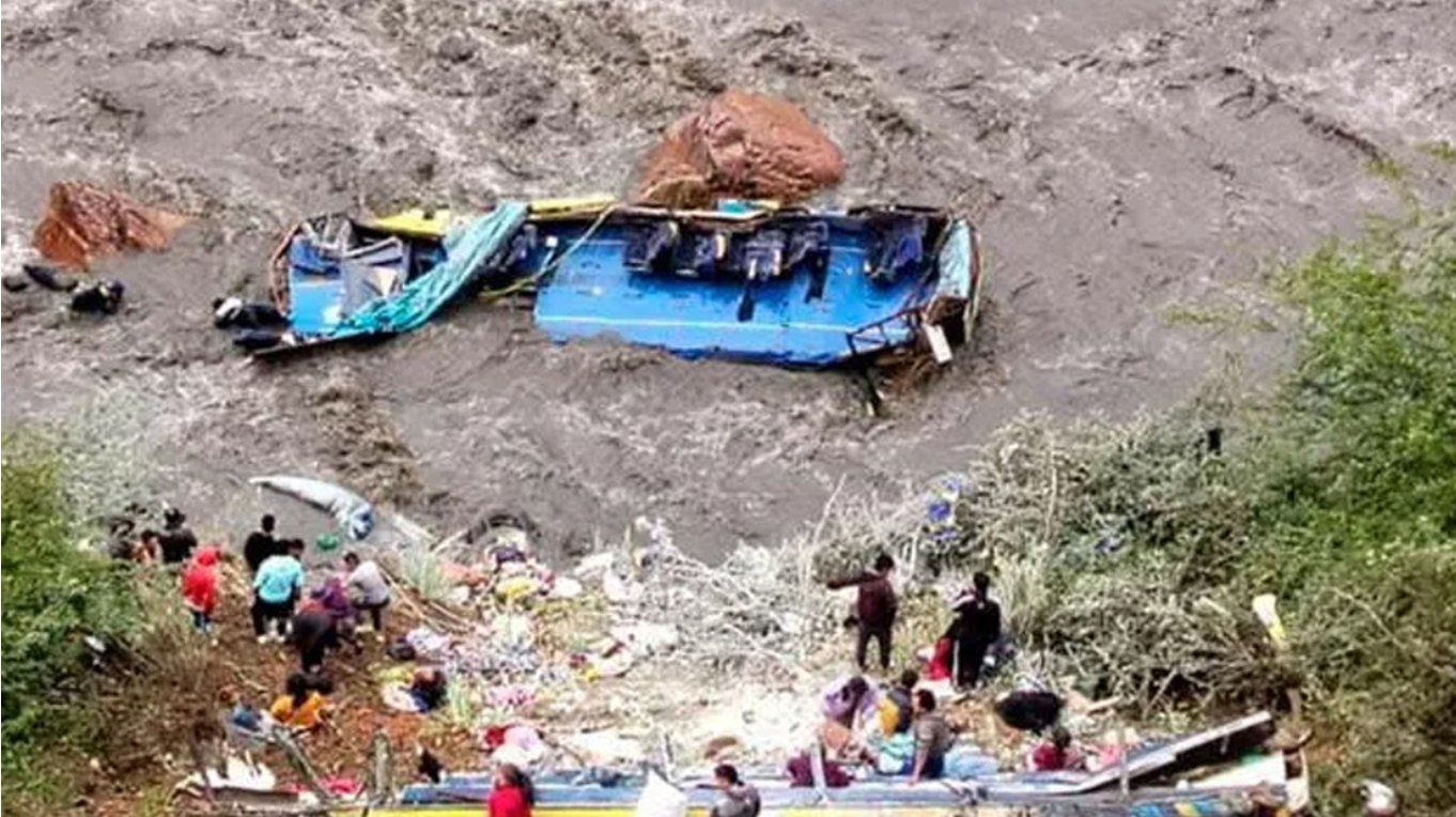 Bus cae partido en dos a un río de Perú y deja varias personas fallecidas