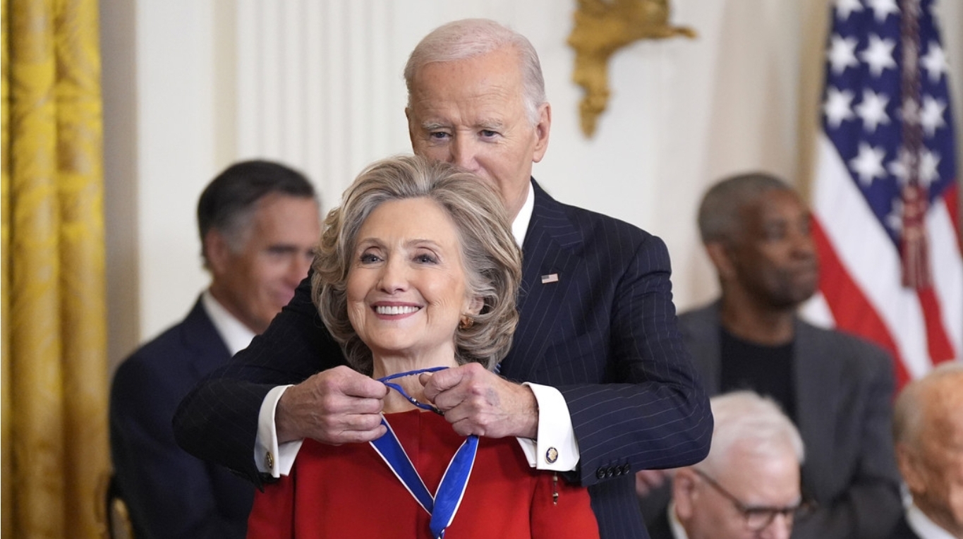 “Vergüenza nacional”: Críticas por la medalla concedida por Biden a Soros y Hillary Clinton