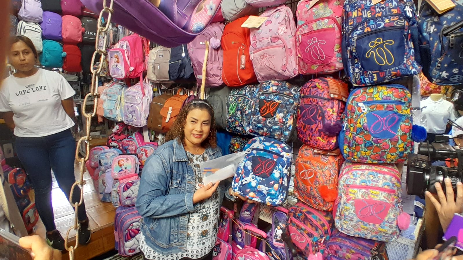 Mercados capitalinos ofrecen descuentos en uniformes y útiles escolares