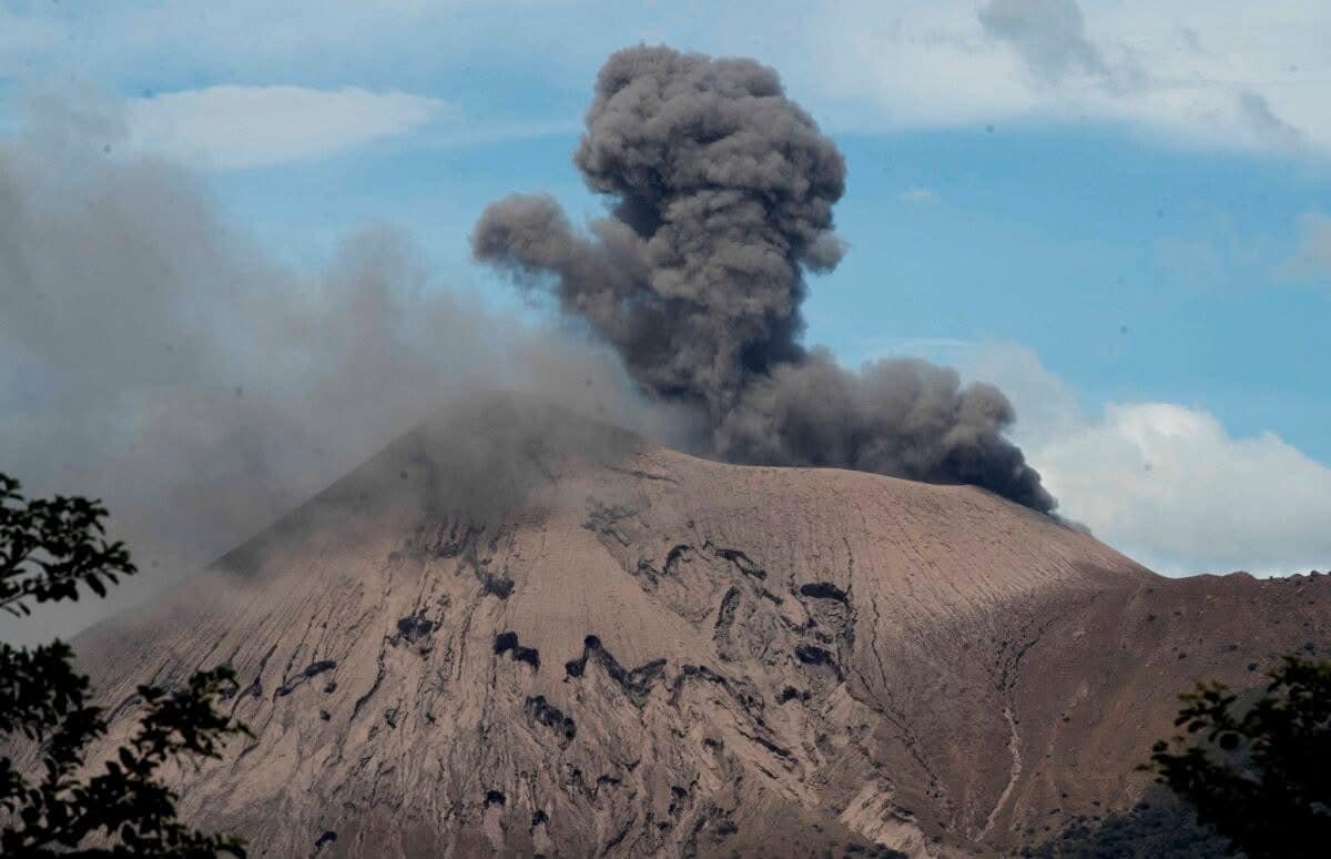 Ineter: continuarán las explosiones y emanación de gases en el volcán Telica