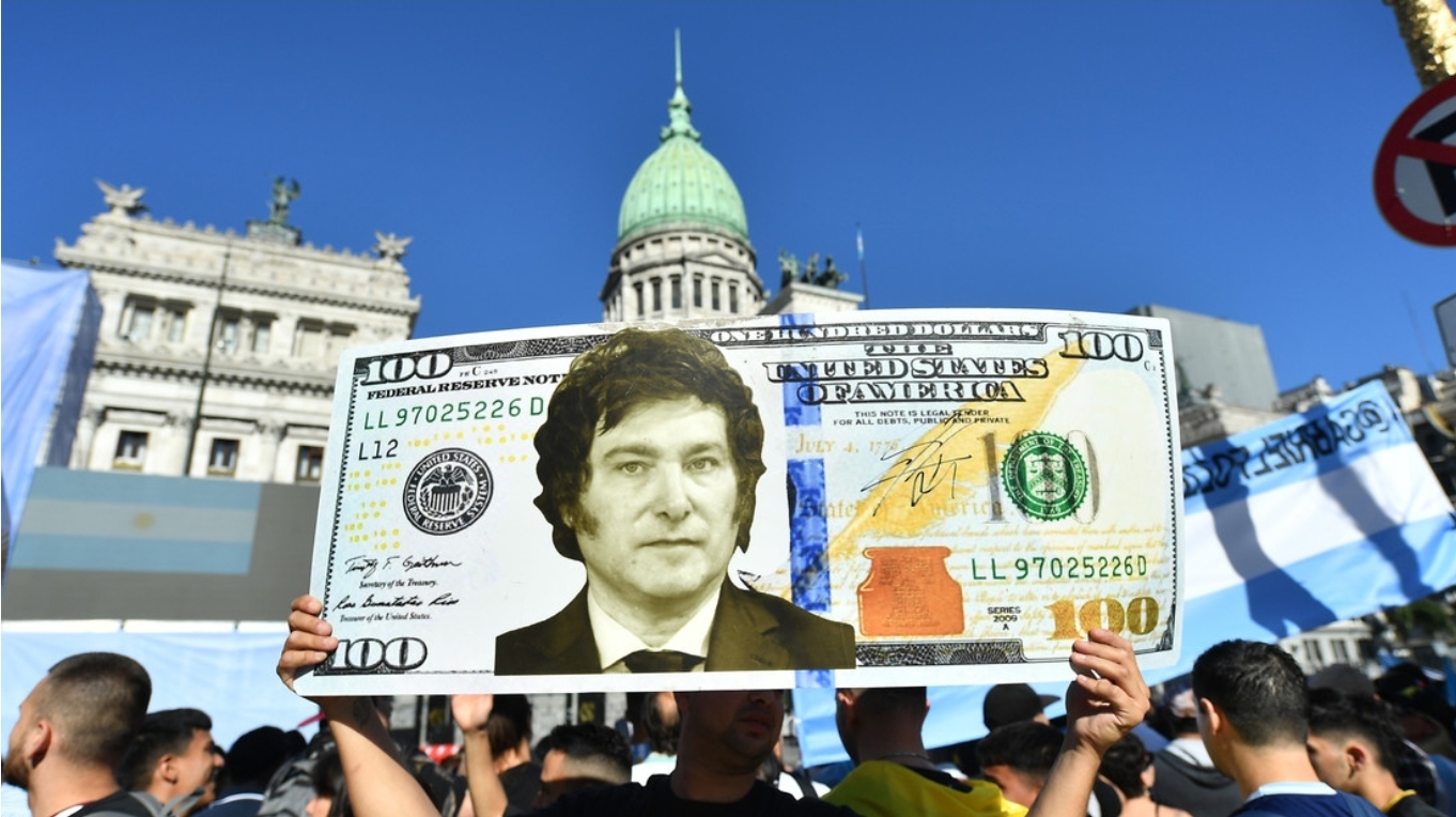 Gobierno de Milei autoriza poner precios en dólares de bienes y servicios en Argentina