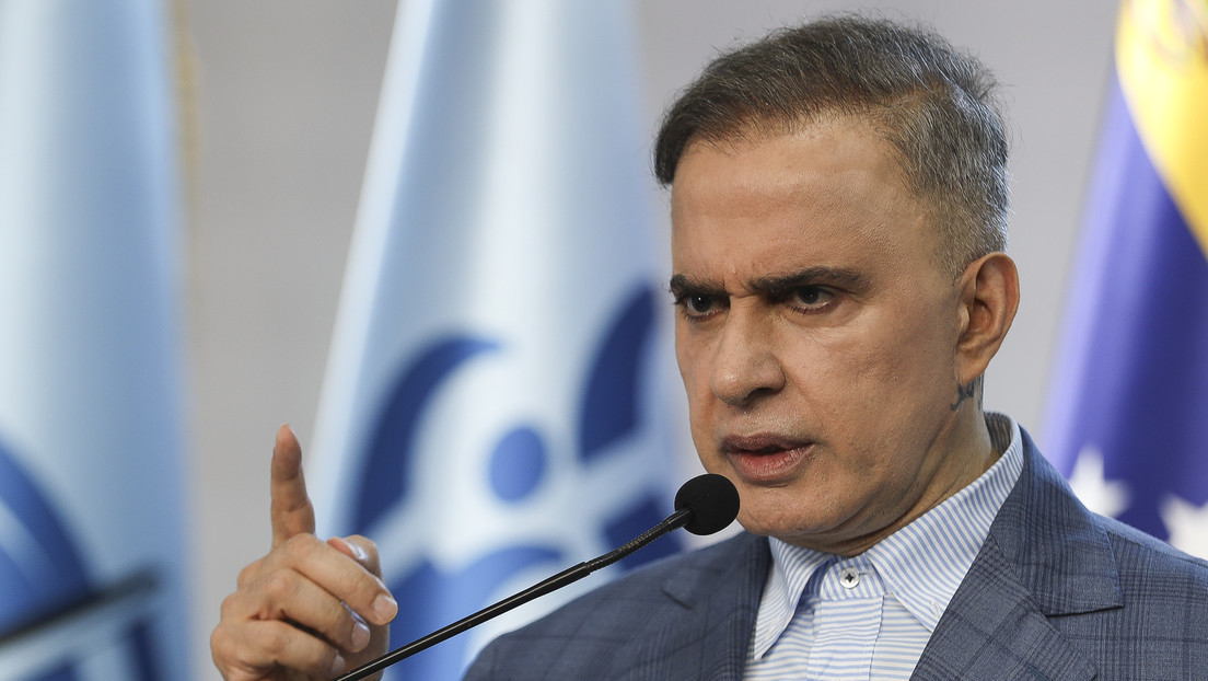 “¿Qué gana usted pareciéndose a esos asesinos seriales?”: el fiscal venezolano increpa a Petro