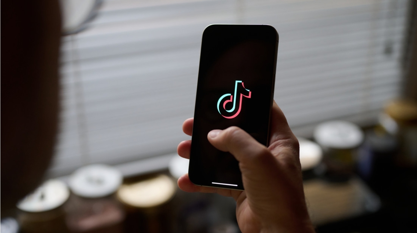 Administración Biden busca maneras de mantener TikTok disponible en EEUU