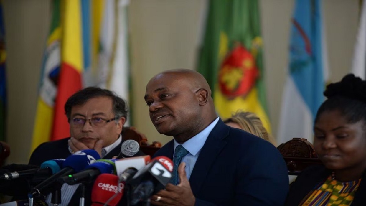 Reportan la dimisión del canciller colombiano Luis Gilberto Murillo