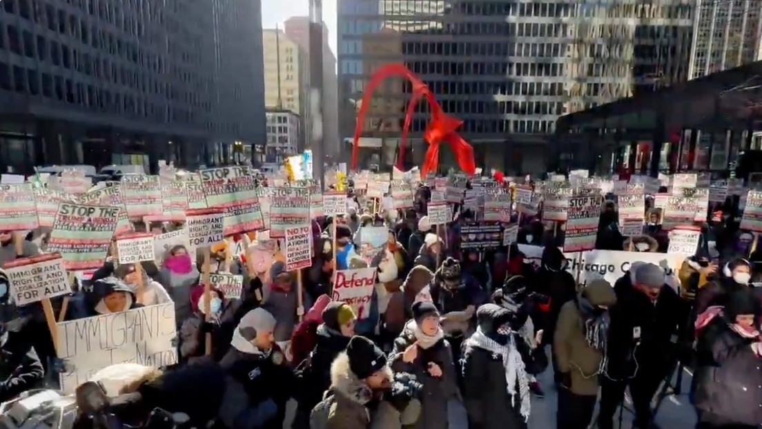 “No nos vamos a dejar”: Migrantes protestan contra las prometidas deportaciones de Trump
