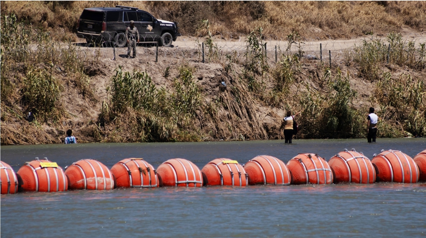 Texas refuerza su ‘muro flotante’ con nuevas boyas sobre el río Bravo