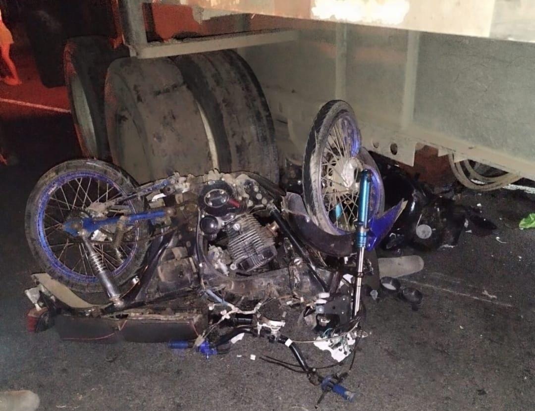 Dos jóvenes mueren al estrellarse con sus motos contra un cabezal en Chinandega