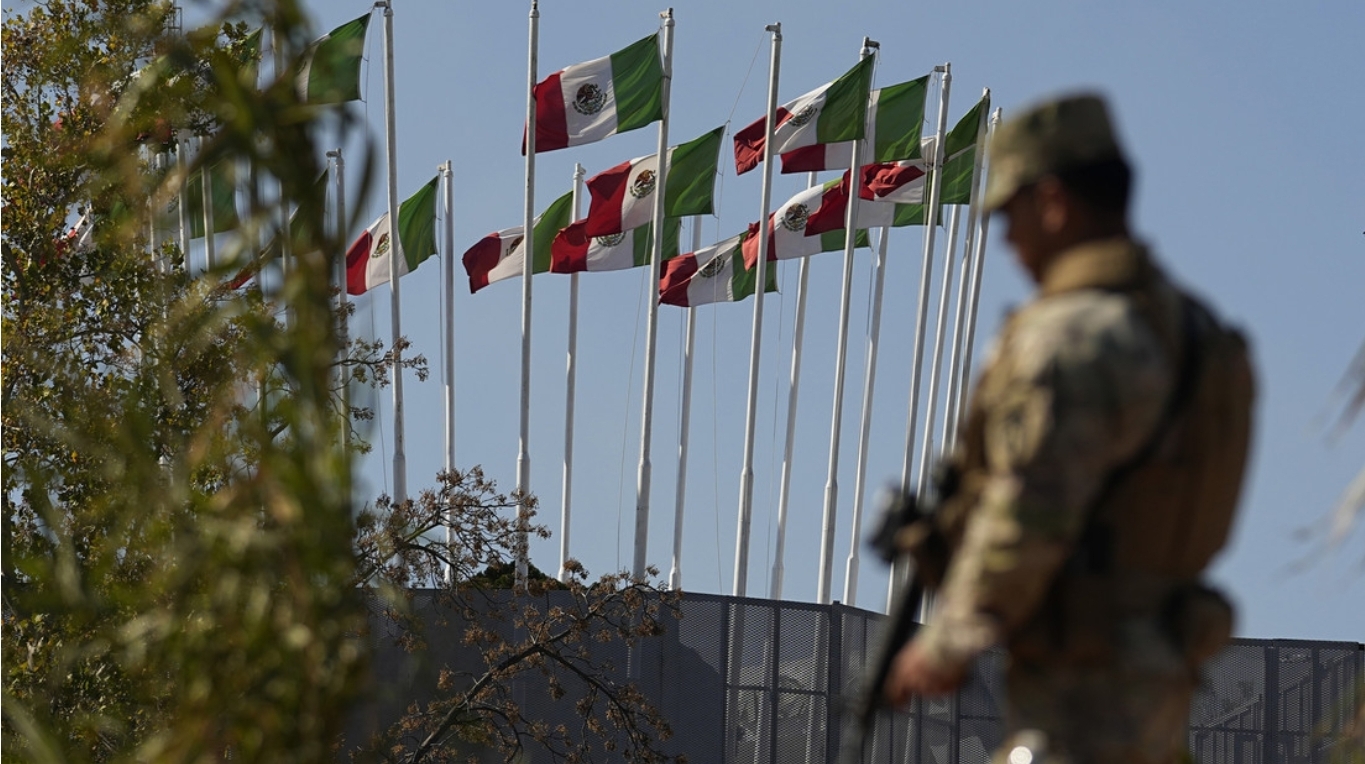 EEUU podría enviar vehículos blindados Stryker y miles de soldados a la frontera con México