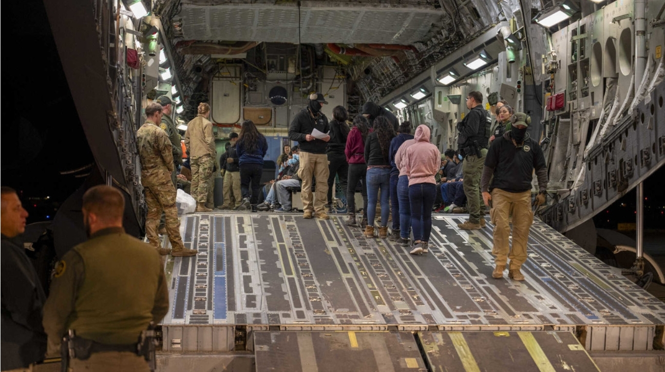 Aviones militares de EEUU deportarán a inmigrantes todos los días
