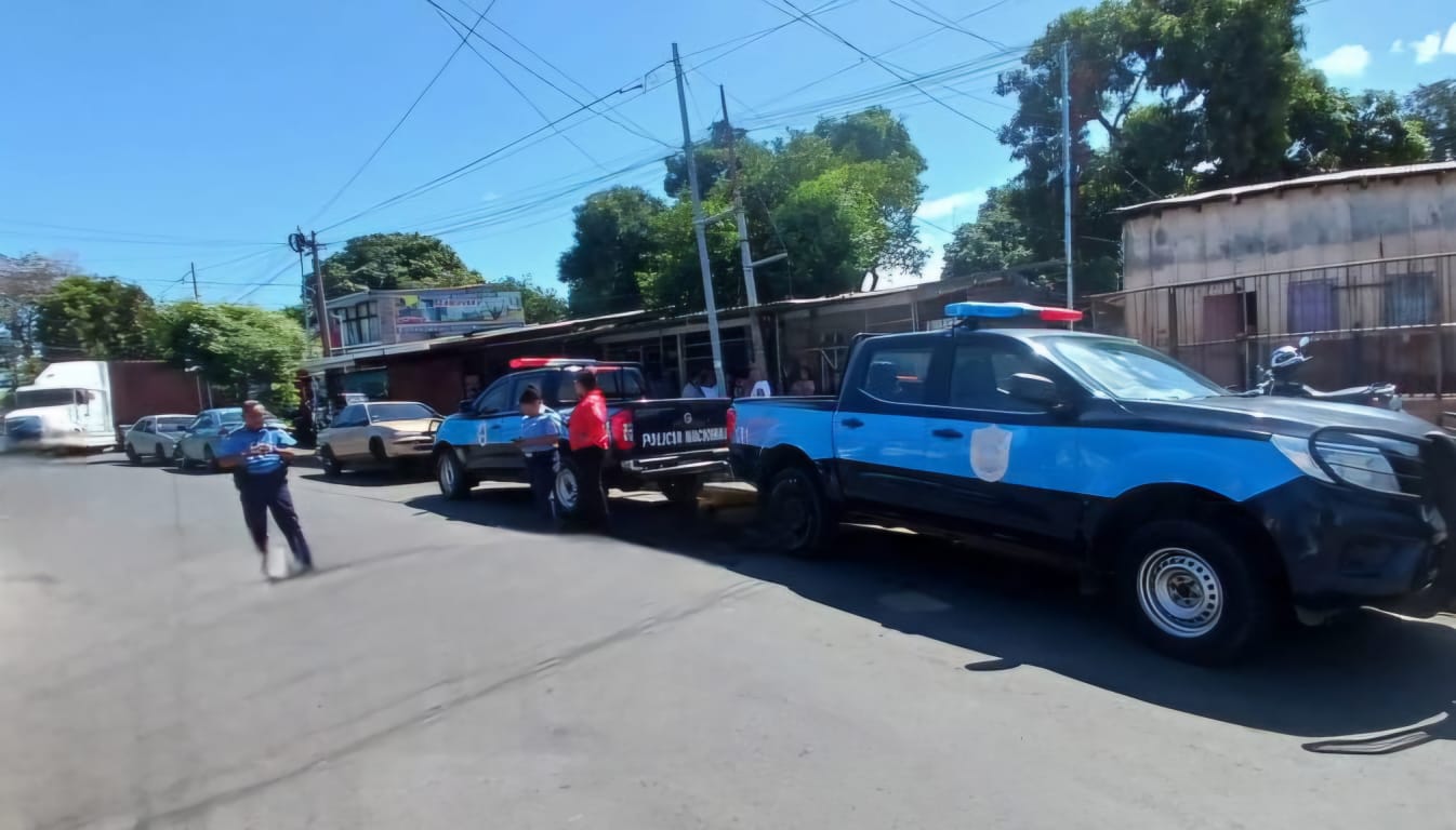 Fallecen dos jóvenes al caerles encima unas láminas de vidrios en un barrio de Managua