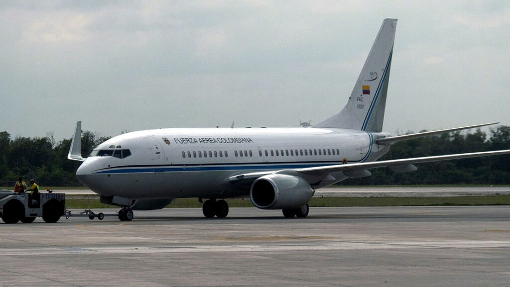 Petro habilita avión