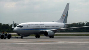 Petro habilita avión