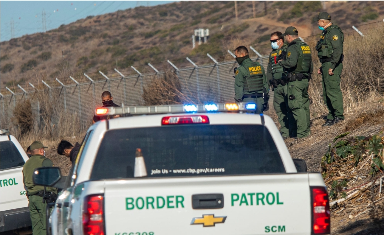 Agentes fronterizos de EEUU son atacados por presuntos pistoleros desde México