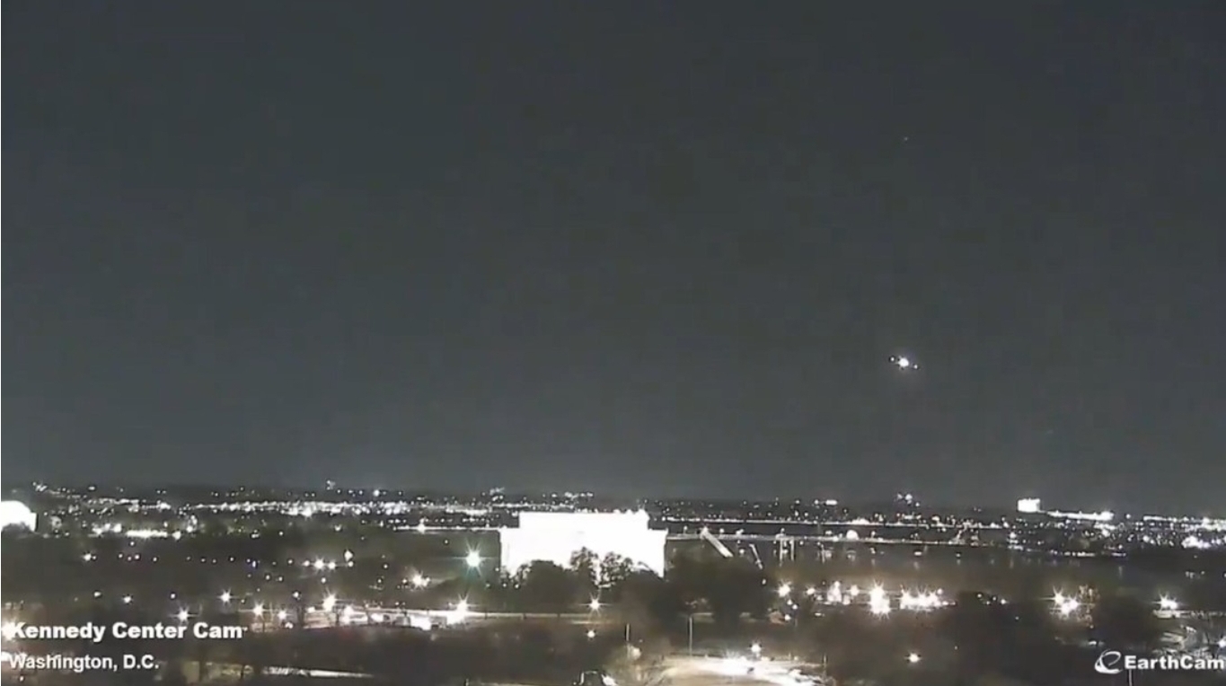 Un avión con 64 personas choca contra un helicóptero en Washington D.C