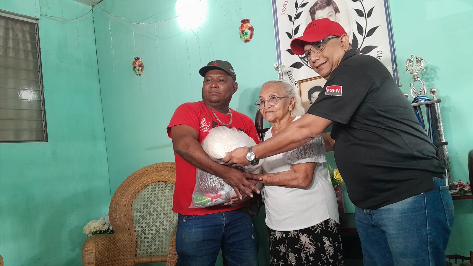 Madres de héroes y mártires reciben paquetes alimenticios en Managua