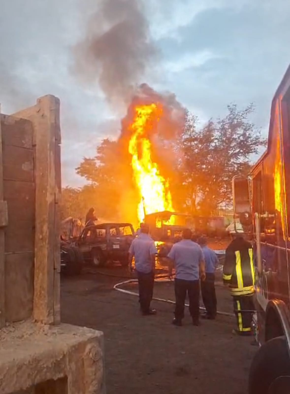 Incendio en parqueo de Sabana Grande deja 4 vehículos calcinados y 2 con daños parciales