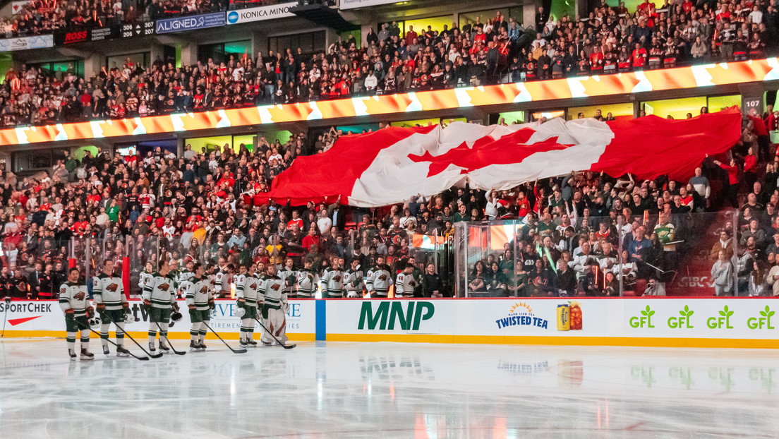 Hinchas canadienses abuchean el himno de EE.UU. durante un partido de hockey