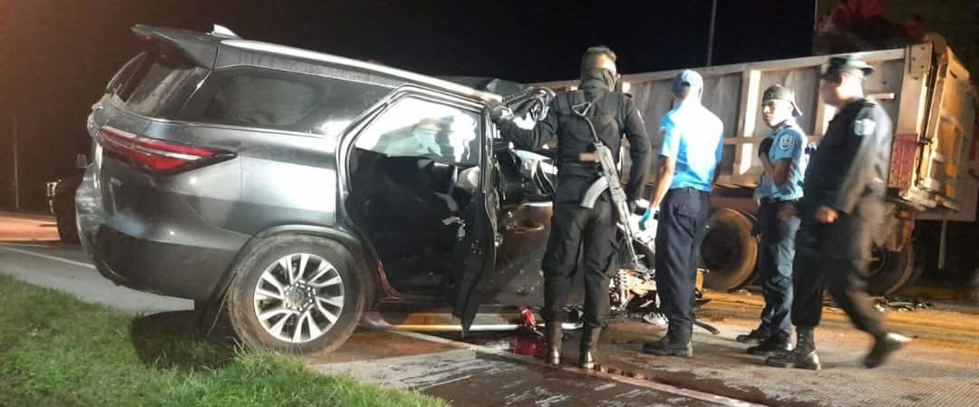 Jovencita muere al impactar camioneta contra una rastra en Siuna