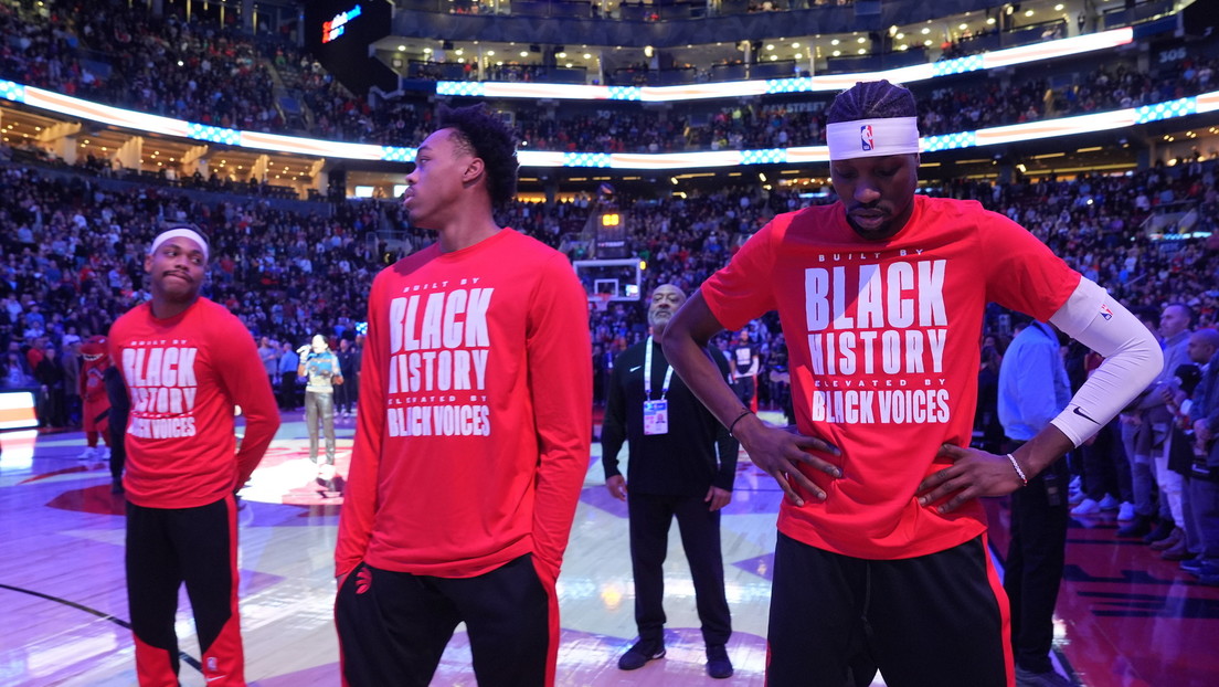 Hinchas canadienses abuchean el himno nacional de EEUU durante un partido de la NBA