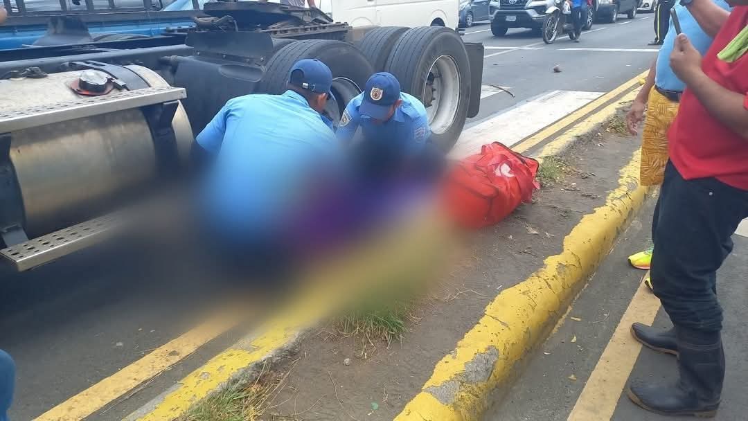 Adulta mayor perece bajo las llantas de cabezal en Carretera Norte