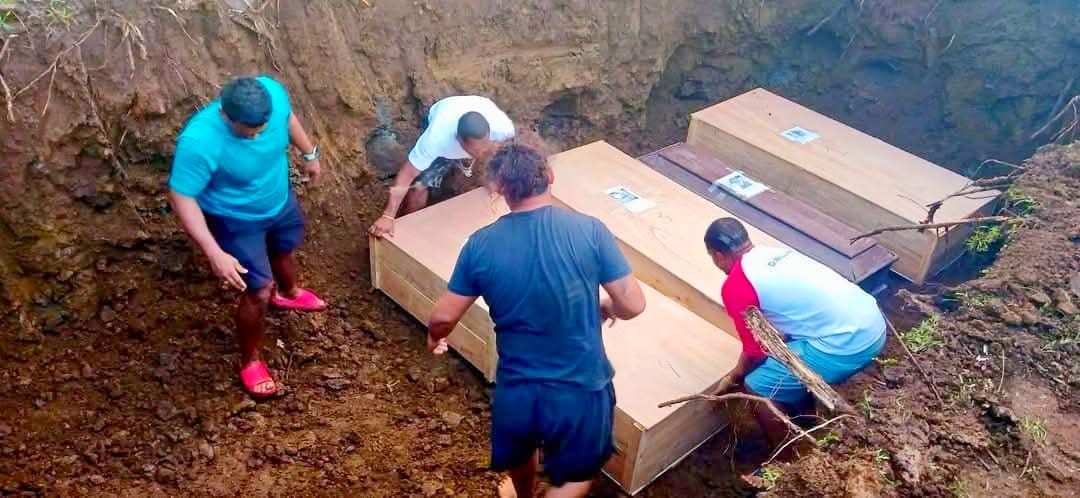 Sepultan en Corn Island a los migrantes que murieron en naufragio