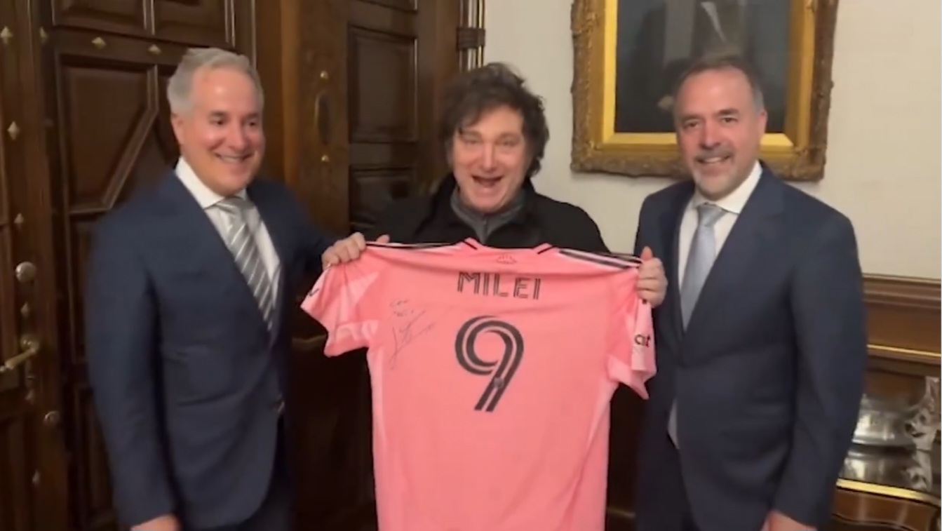 Messi le envía a Milei una camiseta firmada