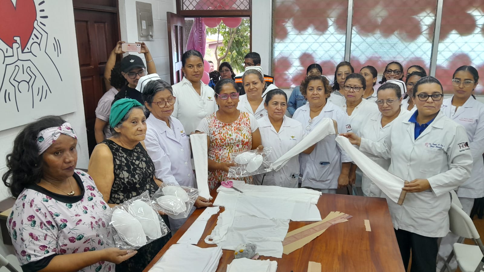 Hospital Bertha Calderón amplía área del taller de costura para mujeres con cáncer