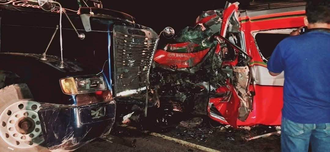 Choque frontal entre microbús y cabezal en Carretera Nueva a León deja 3 muertos y 12 heridos