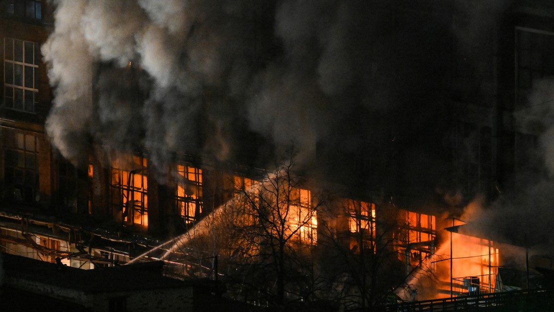 Rescatan a 80 personas atrapadas en un gran incendio en Moscú 