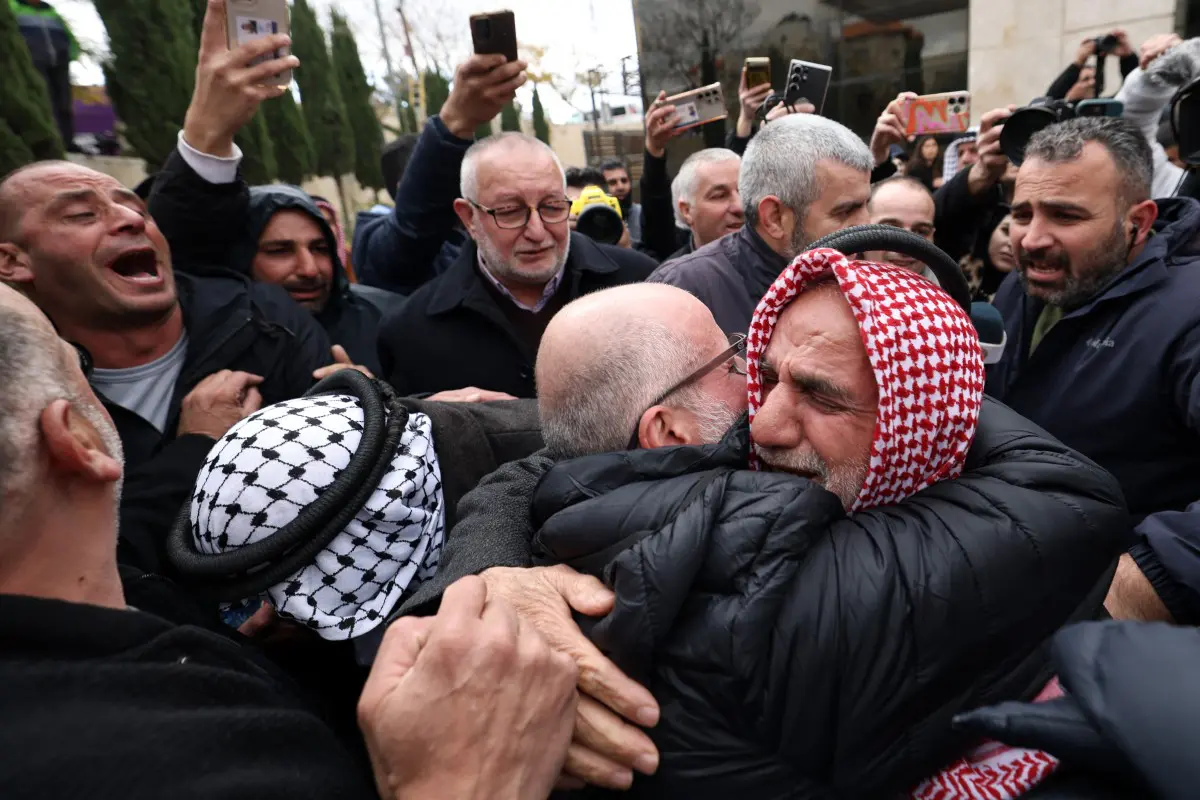 Israel libera a 183 palestinos en quinto canje de prisioneros con Hamás