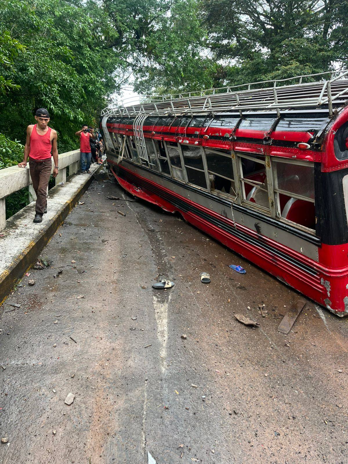 Bus que trasladaba a futbolistas del Caribe Norte se le desprenden las 4 llantas
