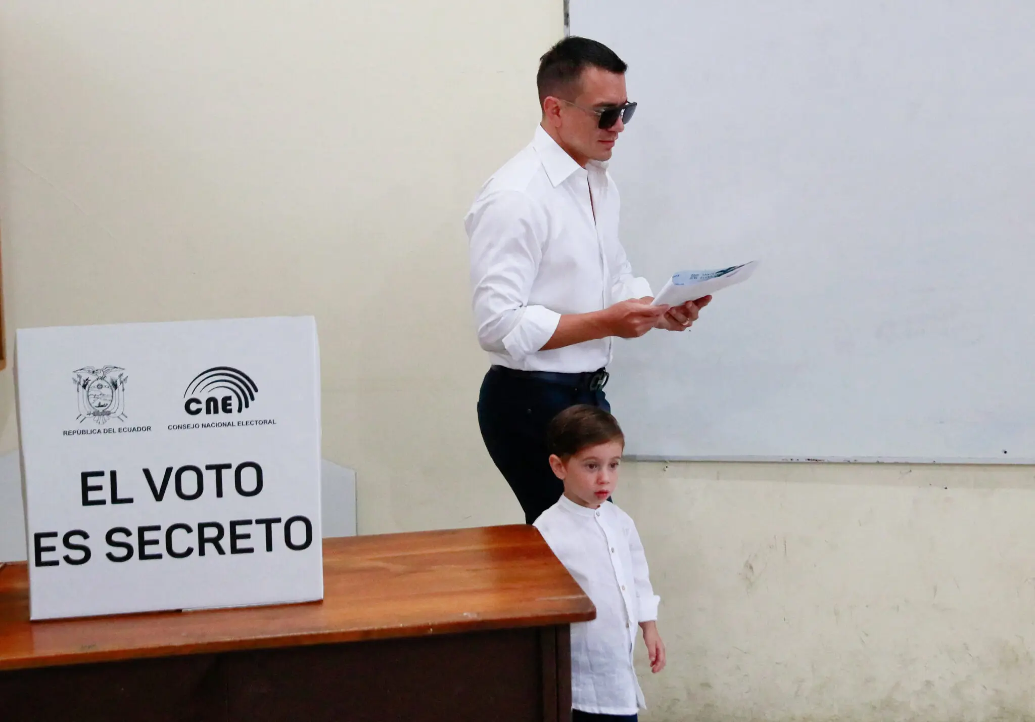 Candidato a la reelección Daniel Noboa ejerce sufragio en comicios presidenciales de Ecuador 2025