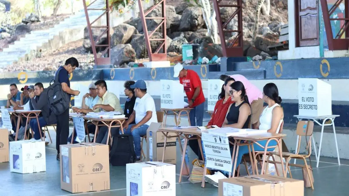 Cierran centros electorales de Ecuador