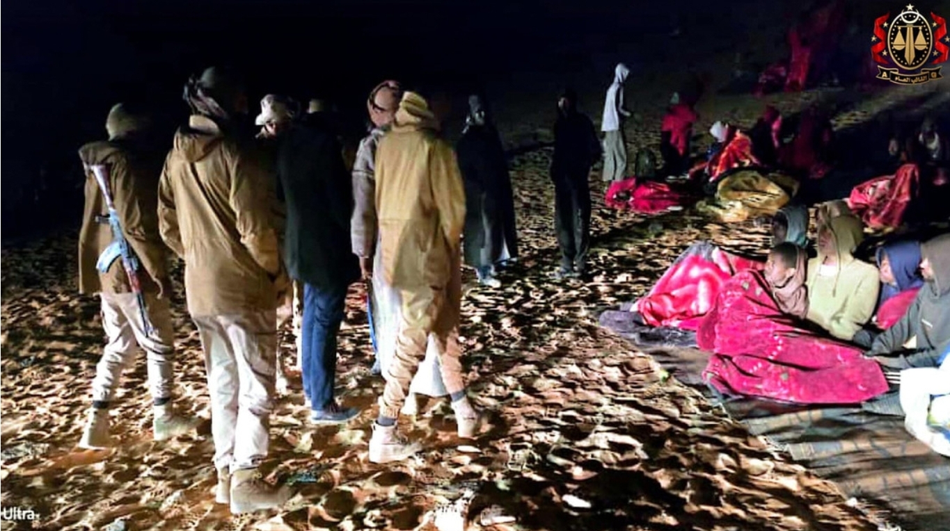 Hallan en Libia una fosa común de decenas de migrantes retenidos y torturados por una banda