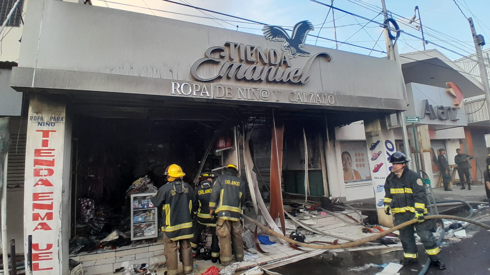 Incendio consume una tienda en el mercado Oriental