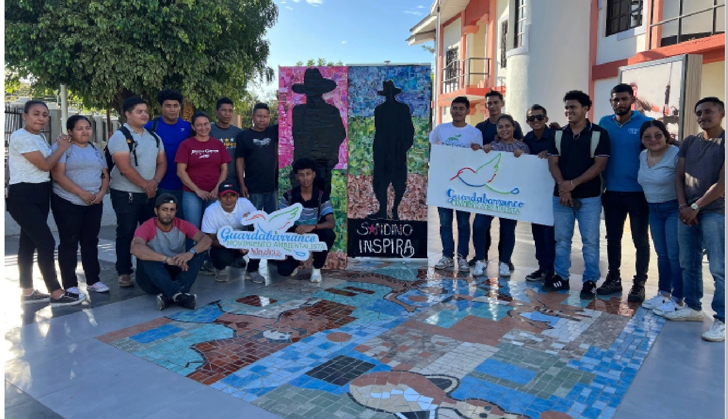 Jóvenes conmemoran al General Sandino con una exposición de arte sostenible
