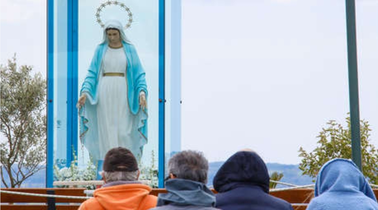¿Lágrimas de sangre? Nuevo giro en el caso de una estatua de la Virgen en Italia