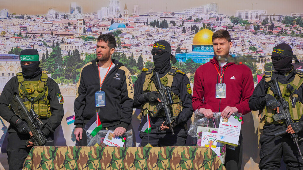 Hamás libera otros tres rehenes